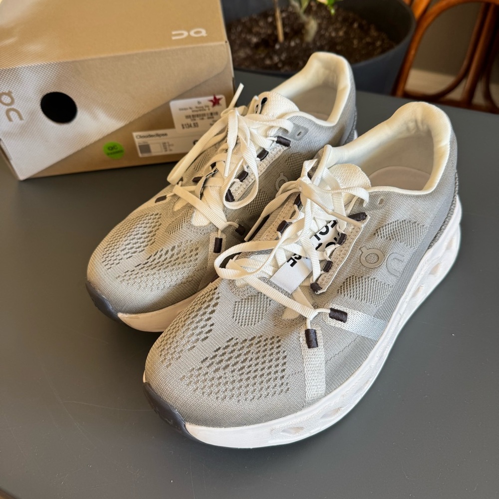 Women’s On Cloud Eclipse Shoes (with box) - Size 9